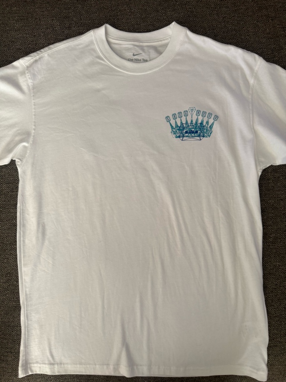 NEW Men’s Nike White 100% Cotton T-shirt with Small Teal Crown Graphic, Medium